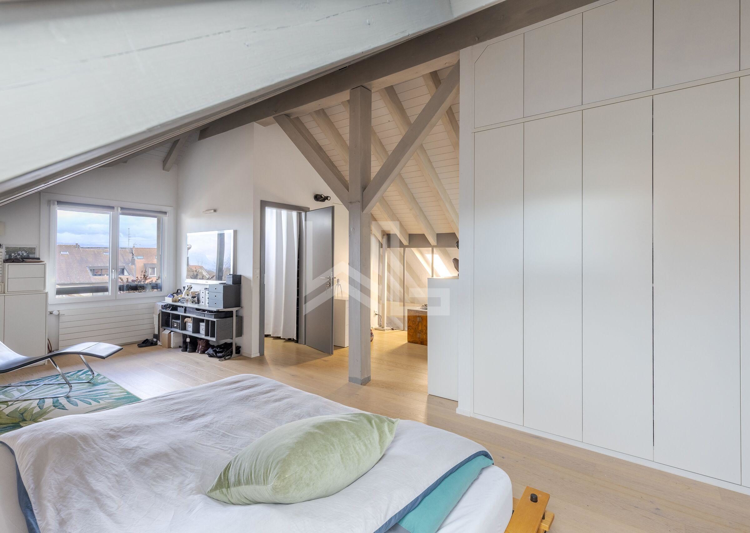 Dachgeschoss-Schlafzimmer mit offenem Sichtbalken