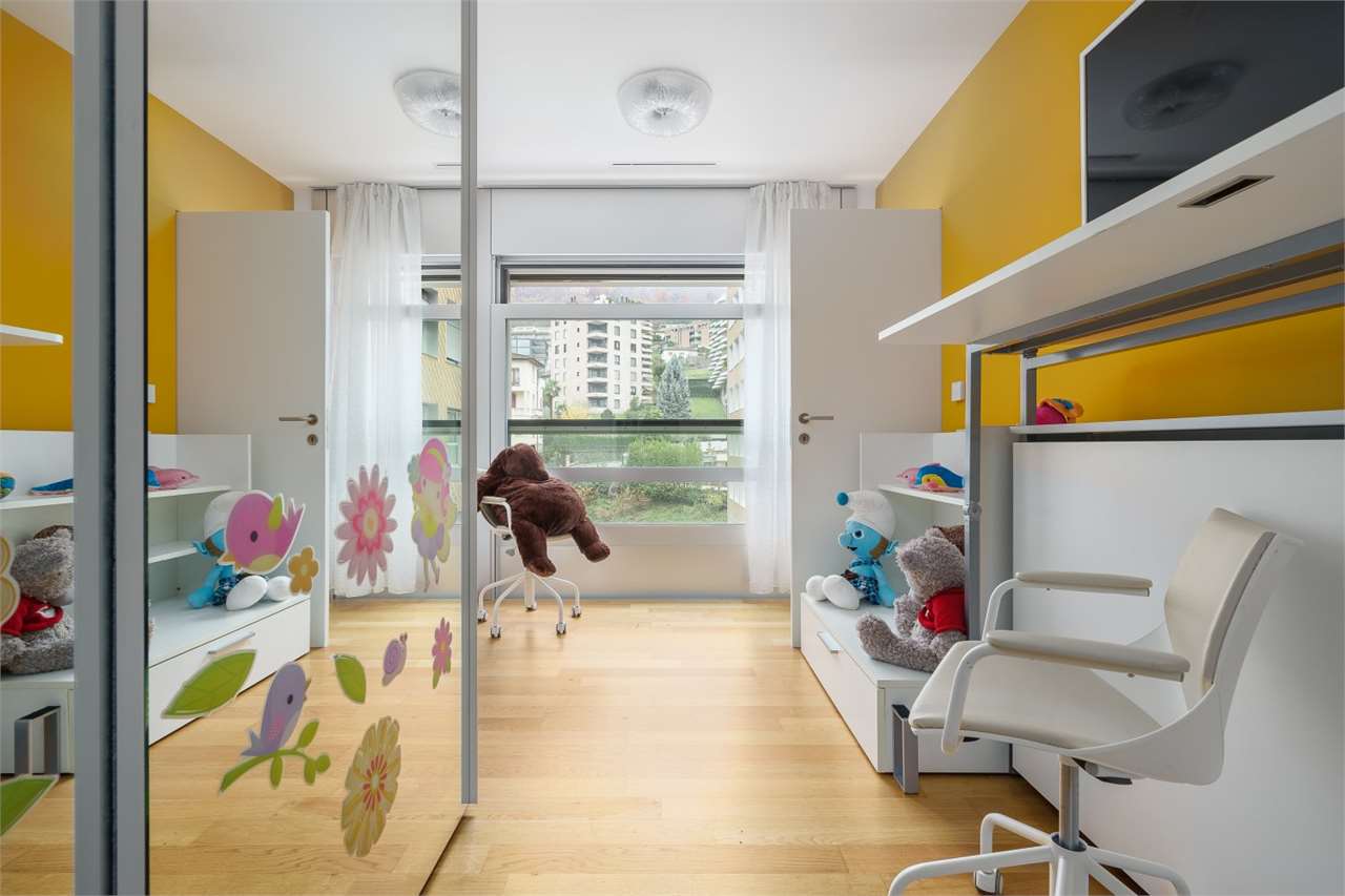 Helles Kinderzimmer mit gelben Wänden und viel Tageslicht