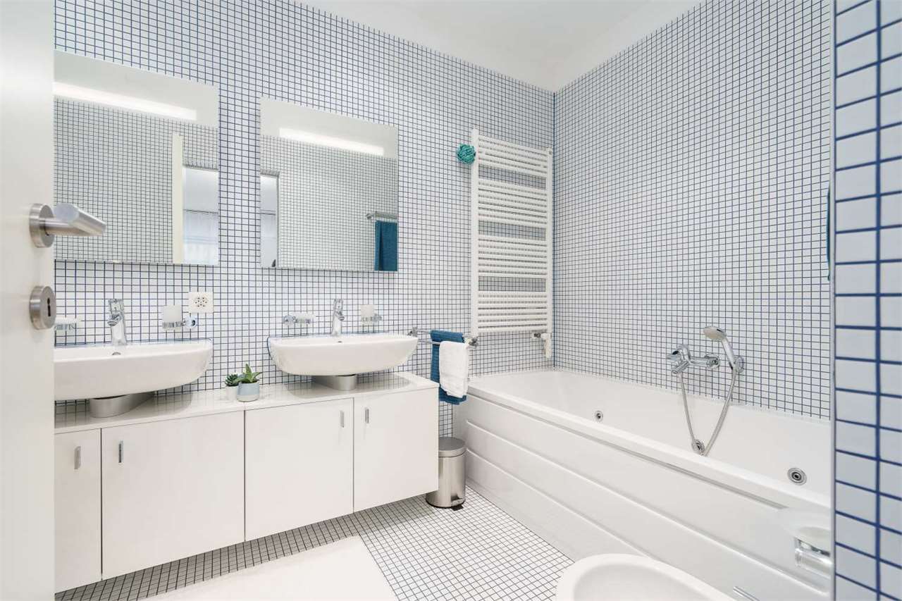 Modernes Badezimmer mit Doppelwaschtisch und Badewanne