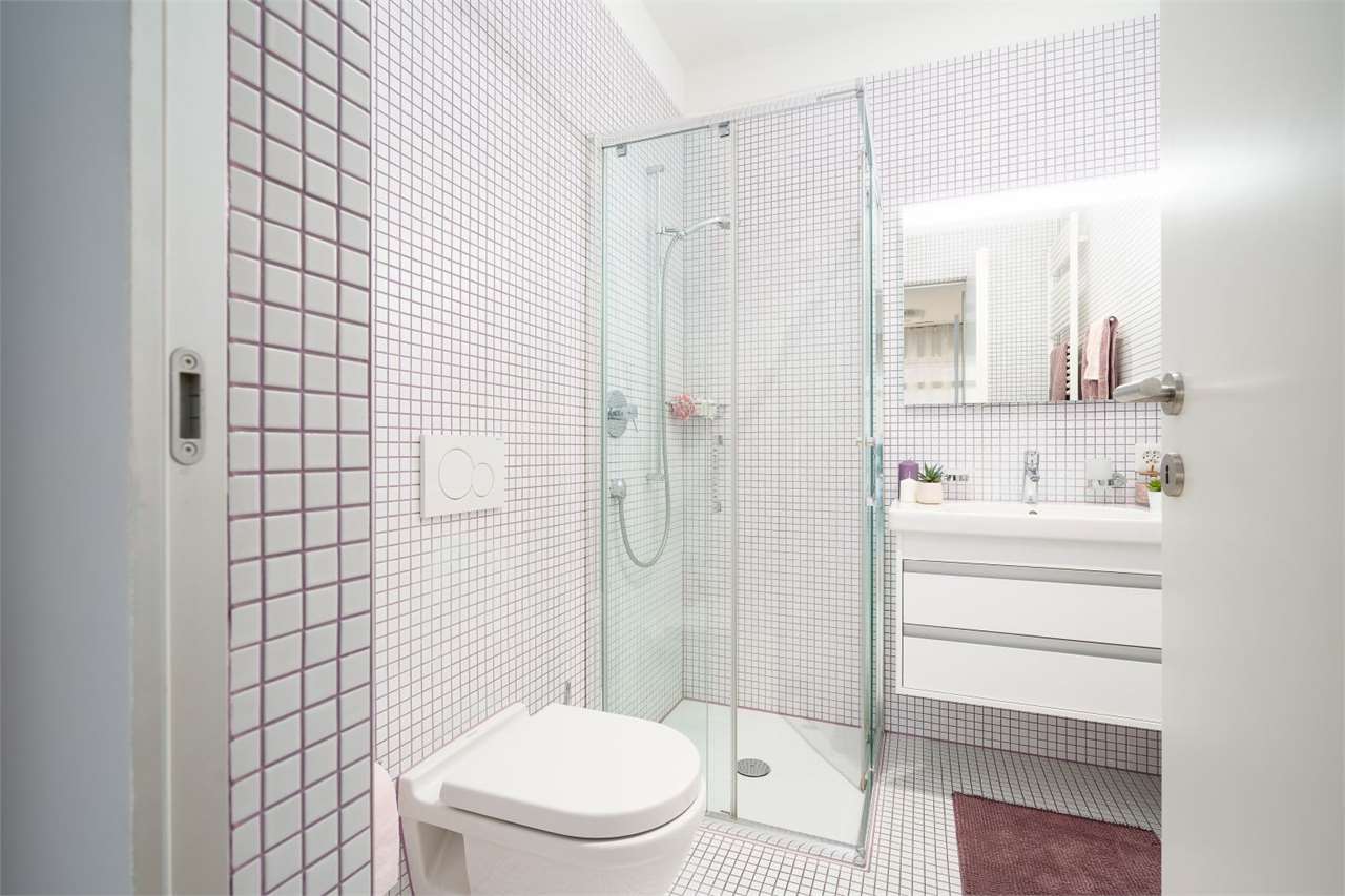 Modernes Badezimmer mit Dusche und Waschplatz