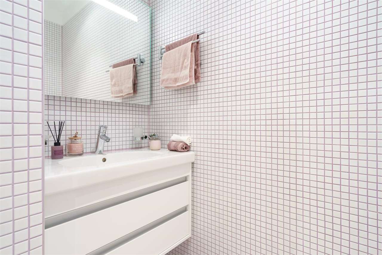 Modernes Badezimmer mit Fliesenmosaik und Waschbecken