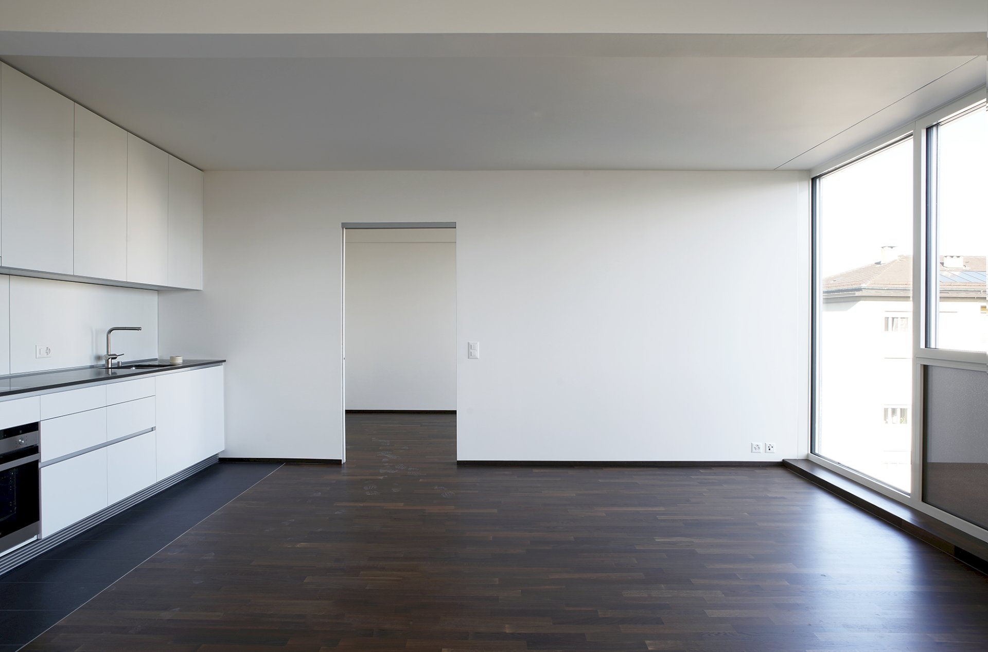 Moderne, leerstehende Wohnküche mit großem Fenster