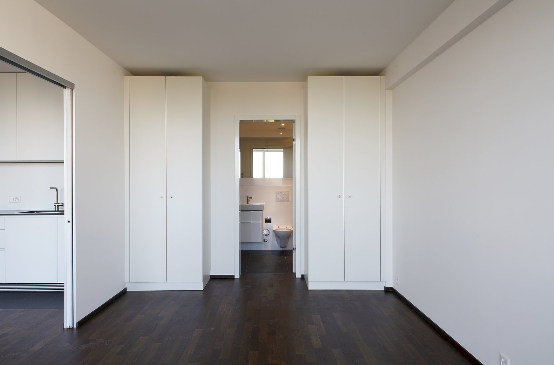 Helles Schlafzimmer mit Blick ins Bad