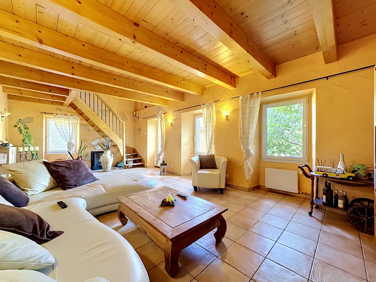 Gemütliches Wohnzimmer mit Holzdecke