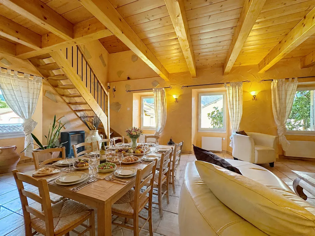 Rustikaler Essbereich mit Holzdecke