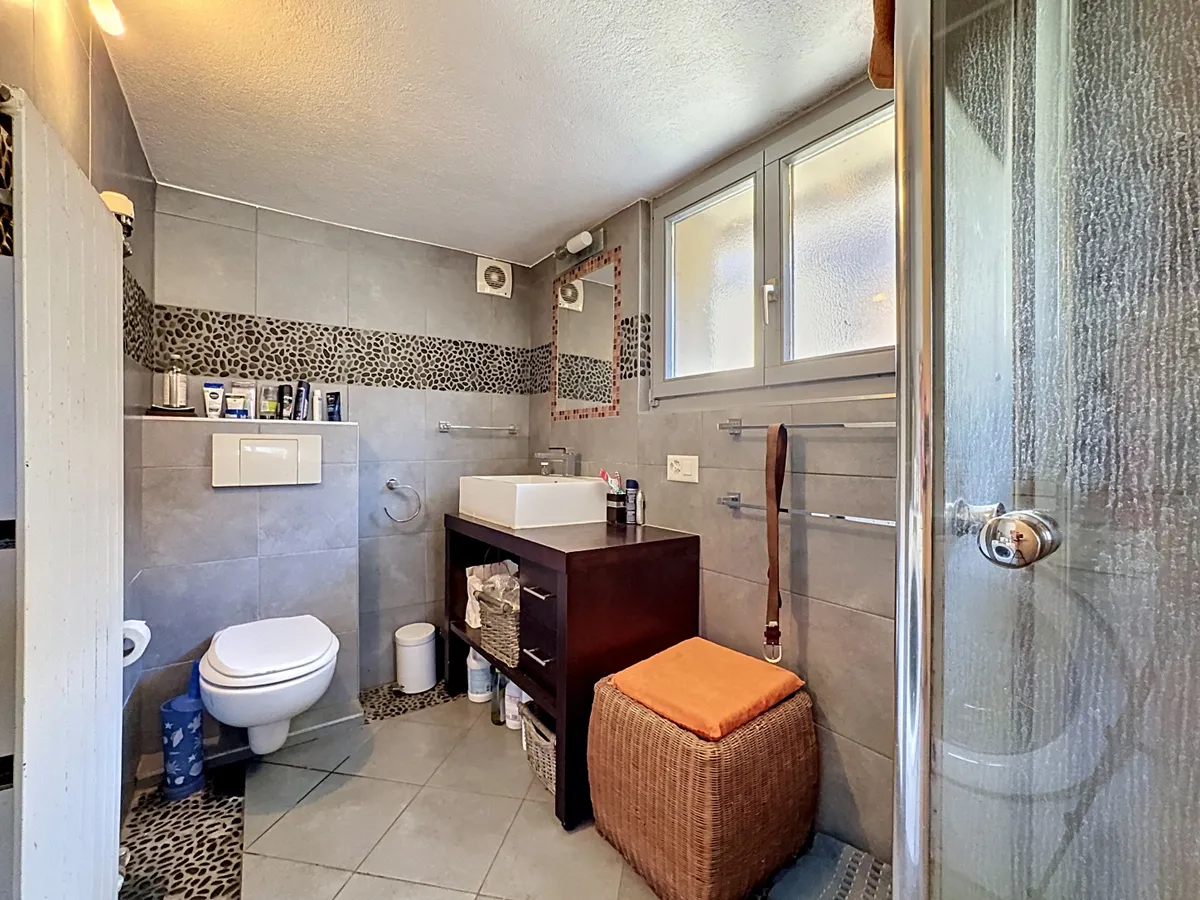 Modernes Badezimmer mit Dusche und WC