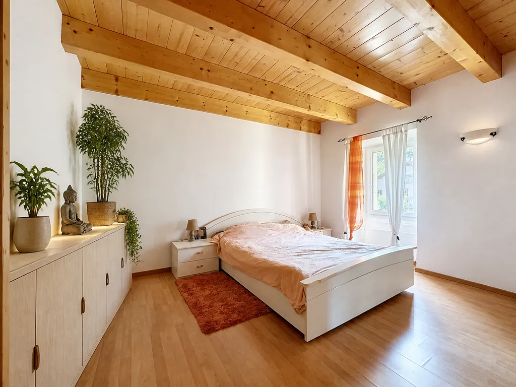 Helles Schlafzimmer mit Holzbalkendecke