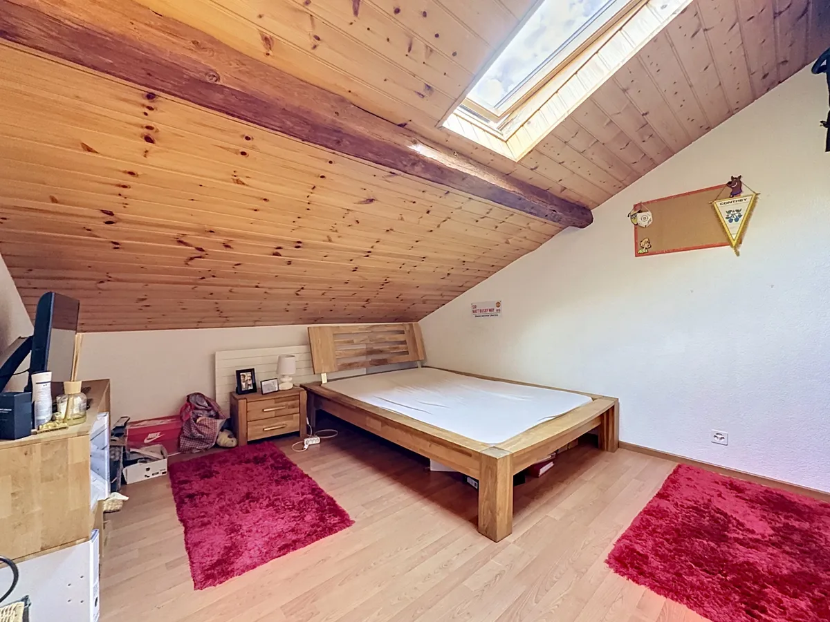 Dachgeschoss-Schlafzimmer mit Holzausbau
