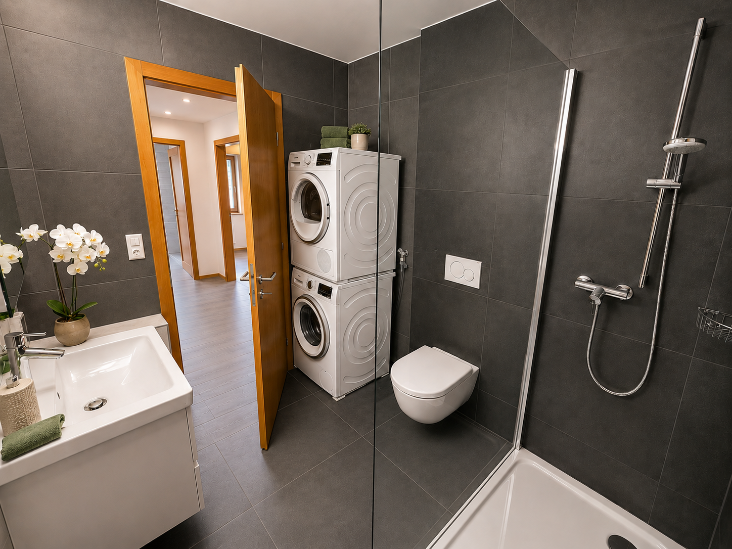 Modernes Badezimmer mit integrierter Waschkombination