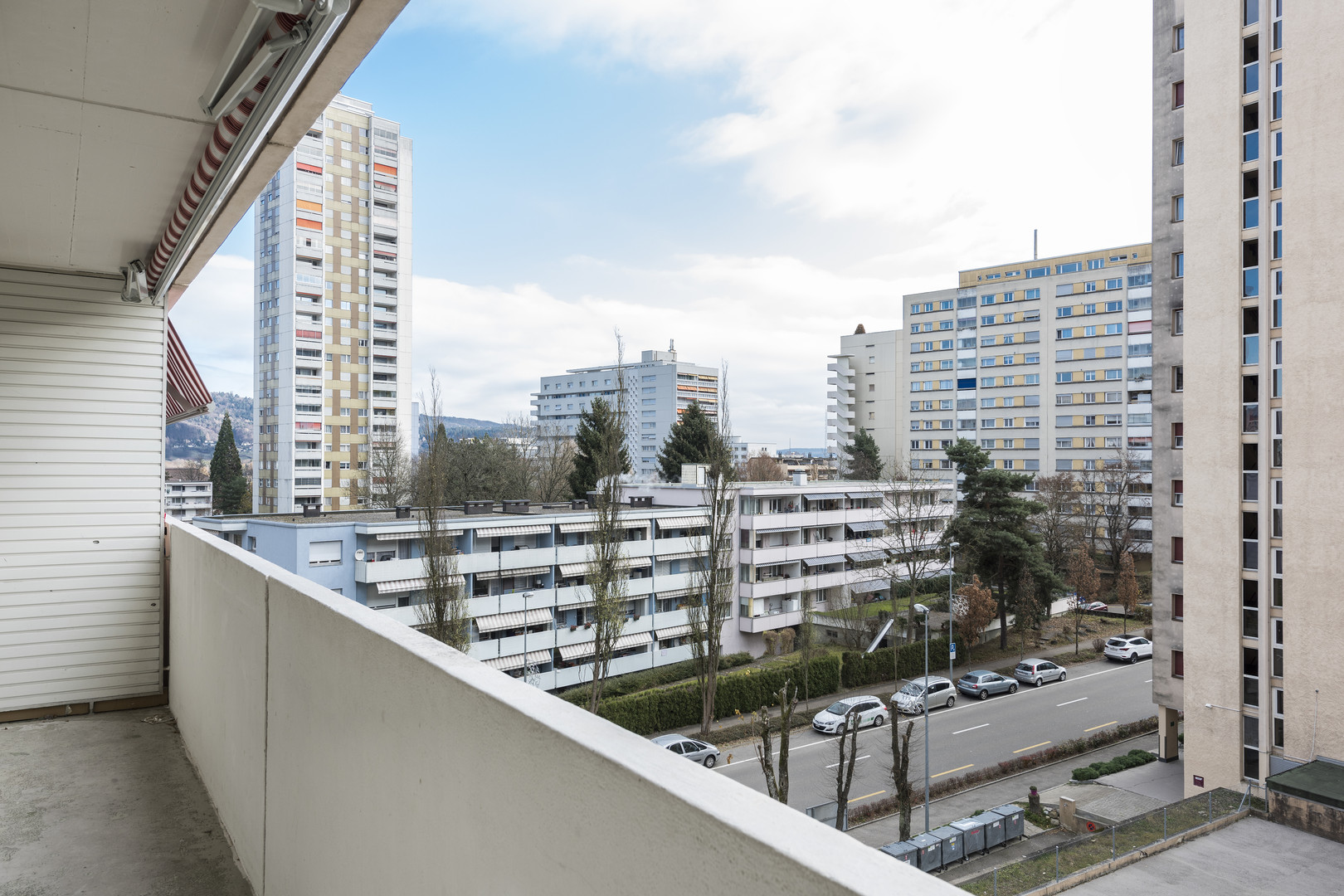 Balkonblick über Wohnhochhäuser