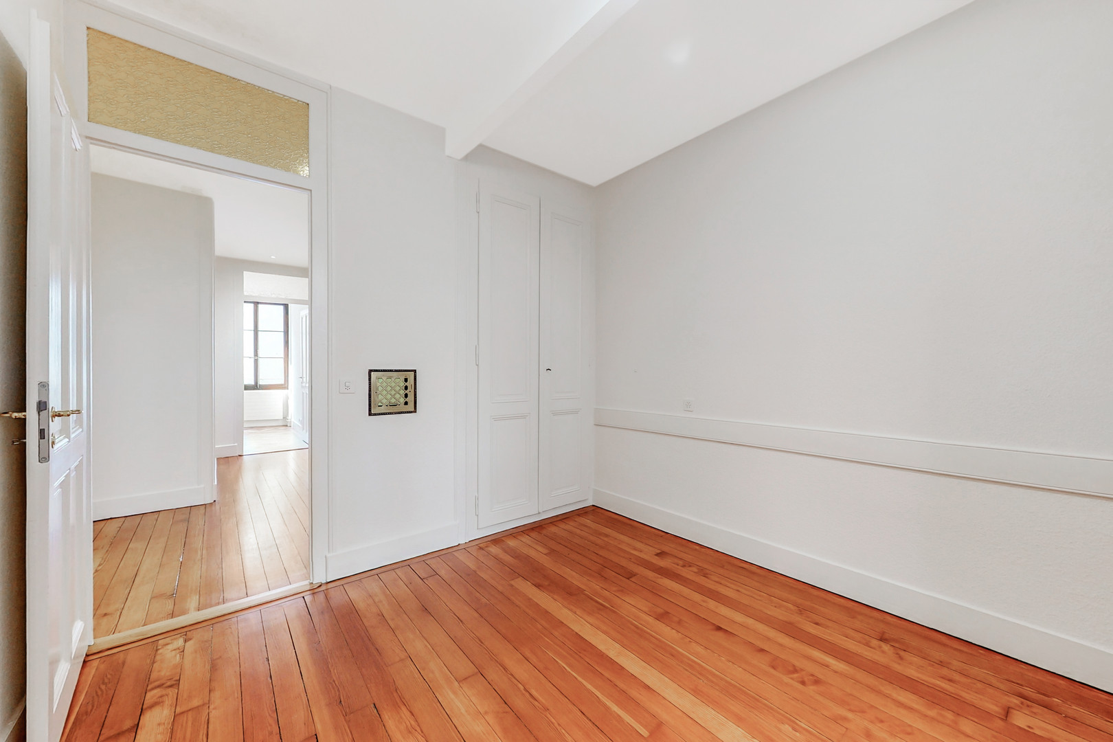 Heller Innenraum mit Parkett und Einbauschrank