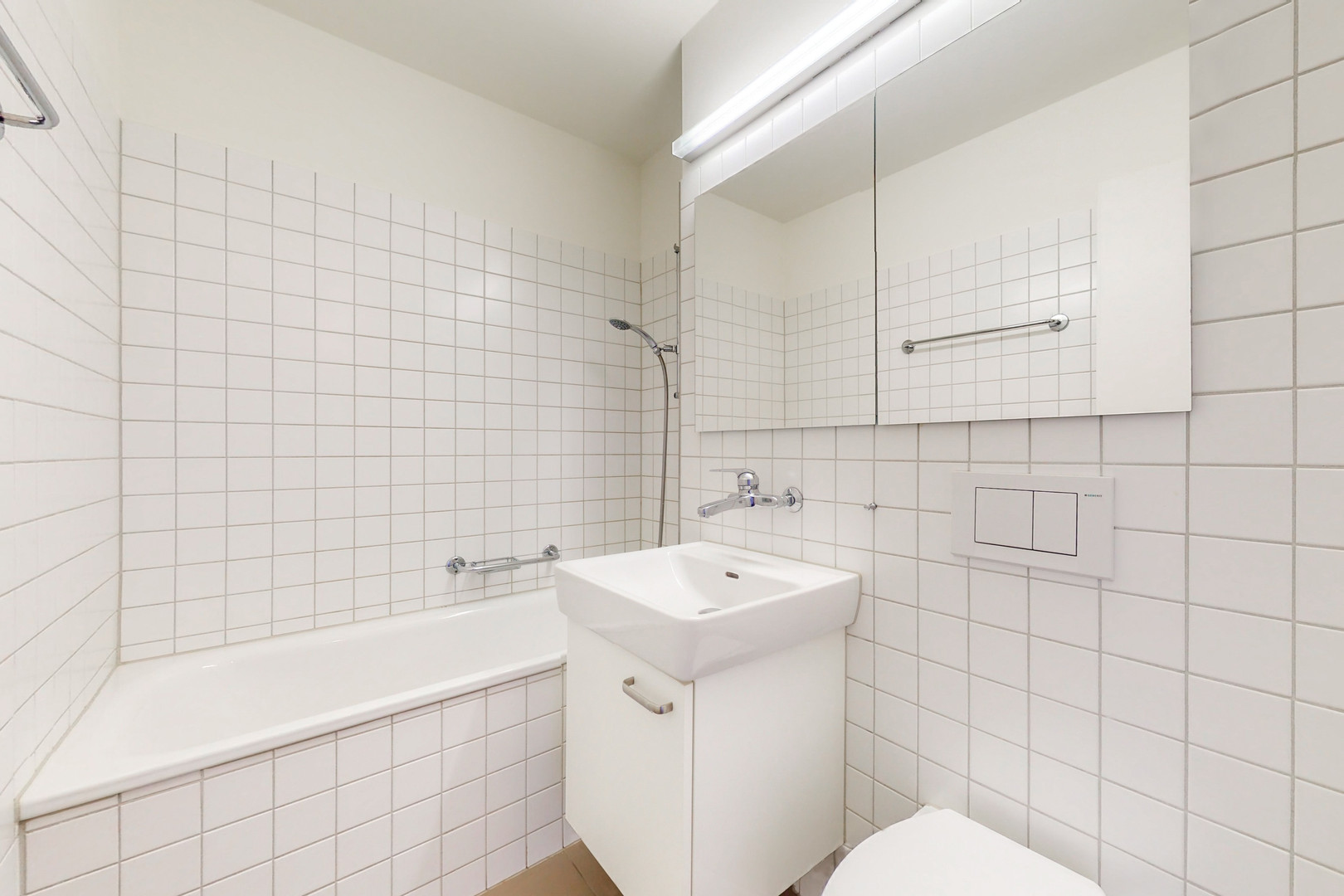 Helles Badezimmer mit Wanne und Waschtisch