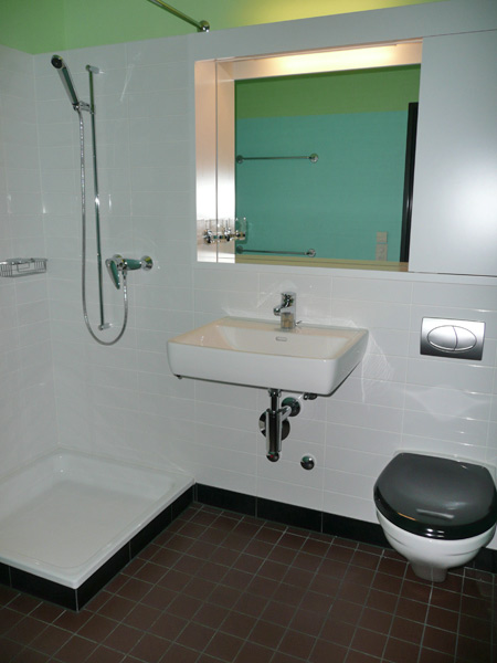 Modernes Badezimmer mit Dusche und WC