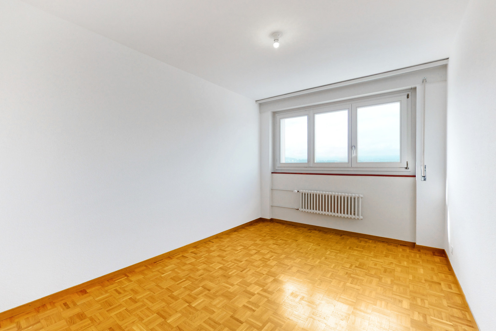 Heller leerer Raum mit Parkettboden