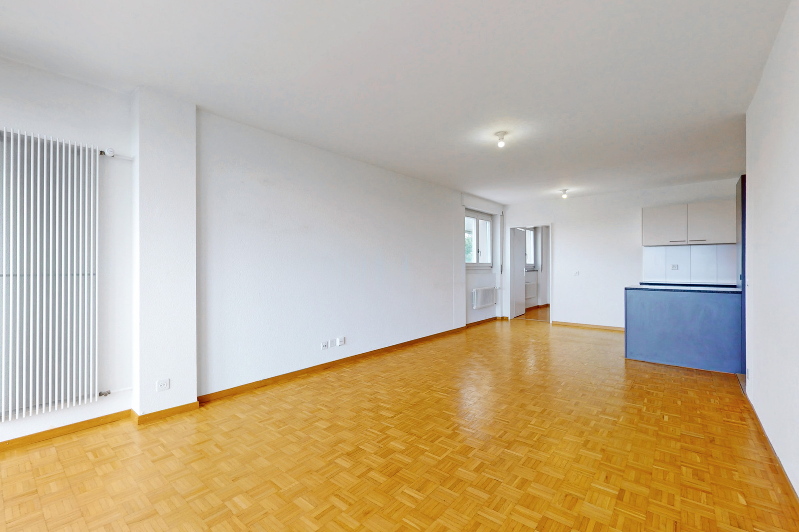 Heller leerer Wohnraum mit Küchenbereich