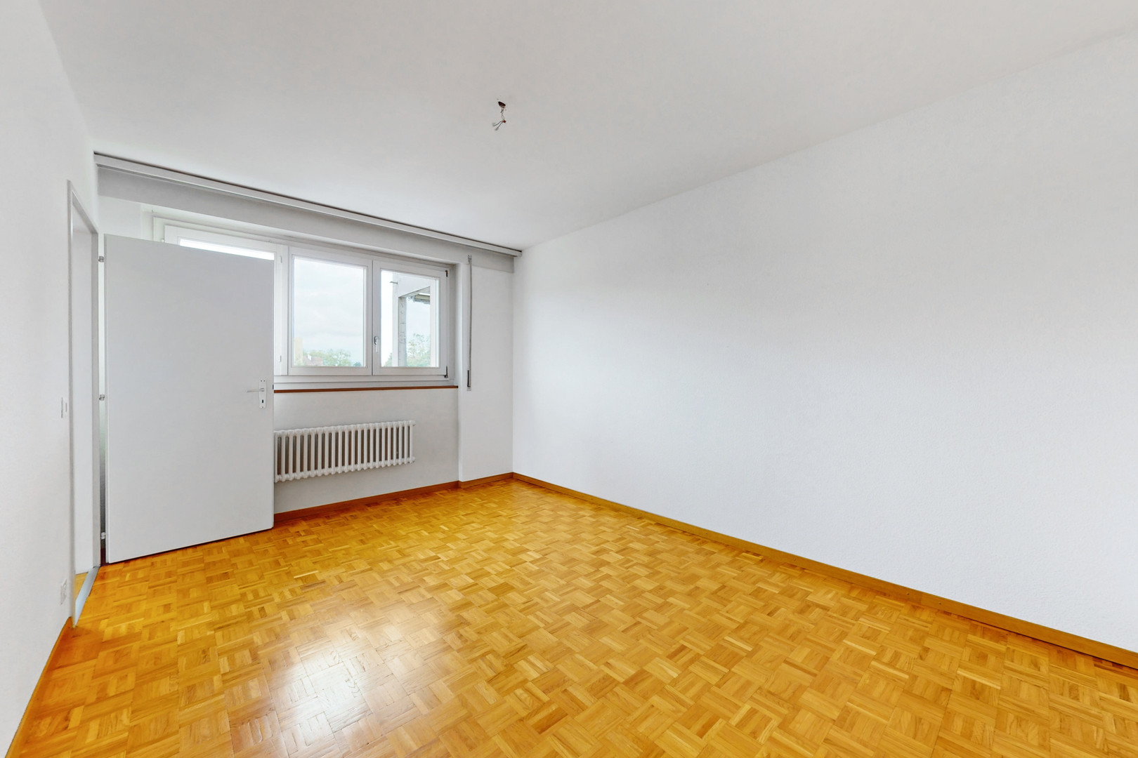 Heller leerer Raum mit Parkettboden