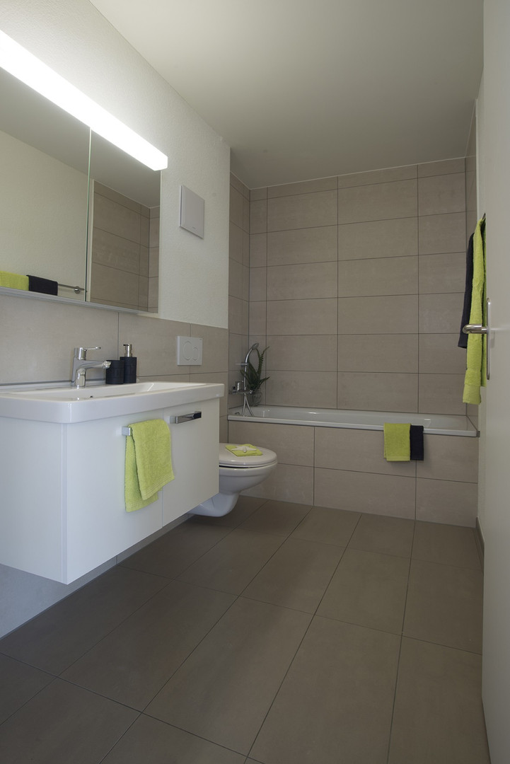 Modernes Badezimmer mit Badewanne und Waschtisch