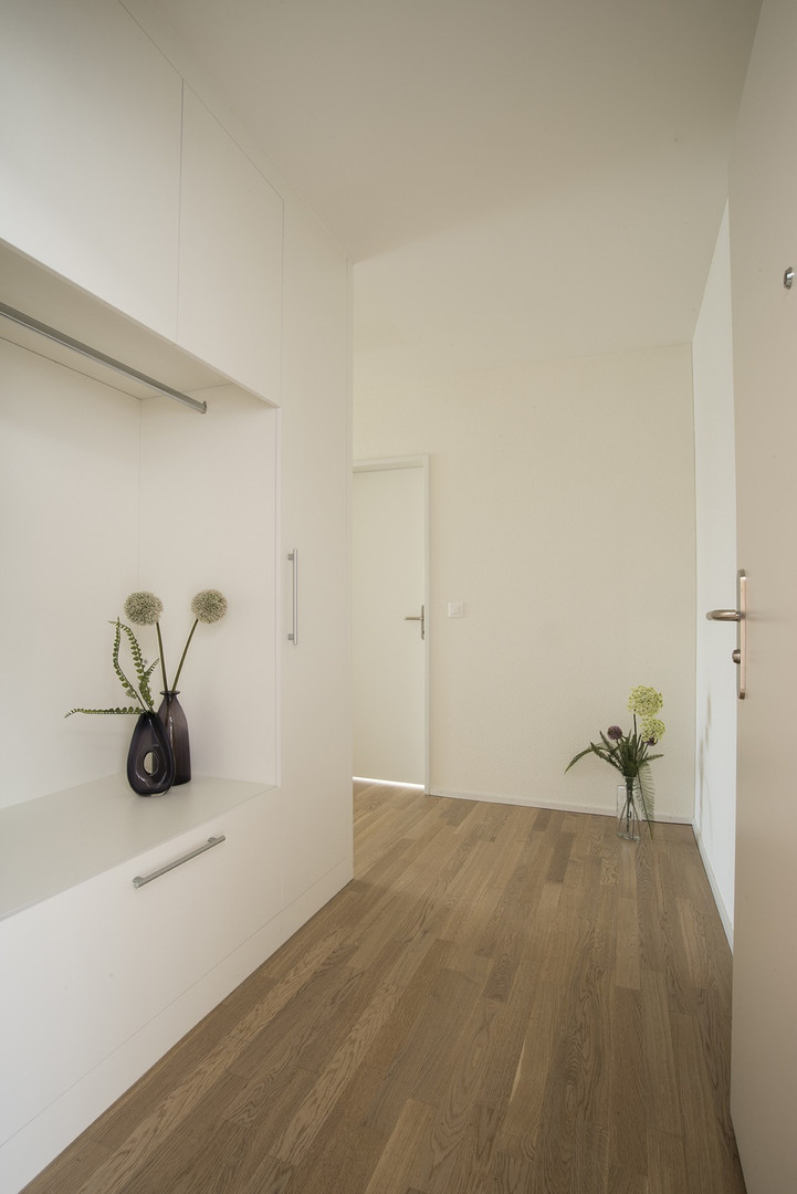 Heller Eingangsbereich mit Einbauschrank