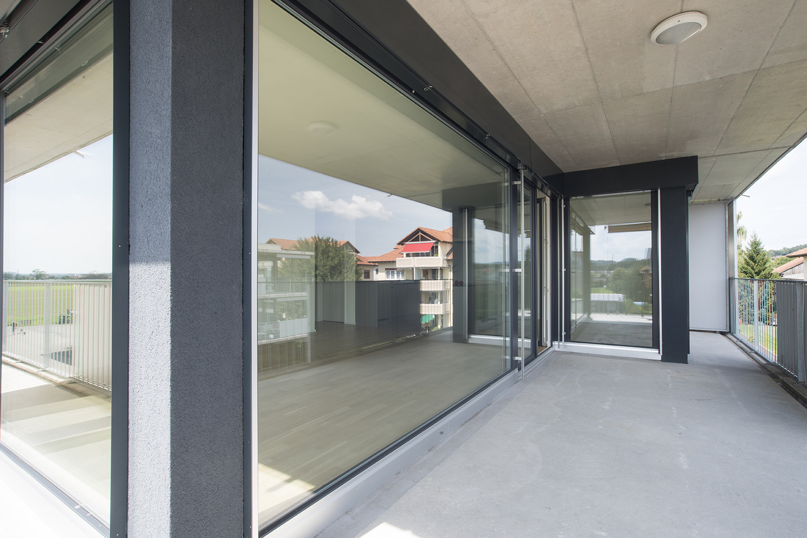 Großzügiger Balkon mit Glasfronten
