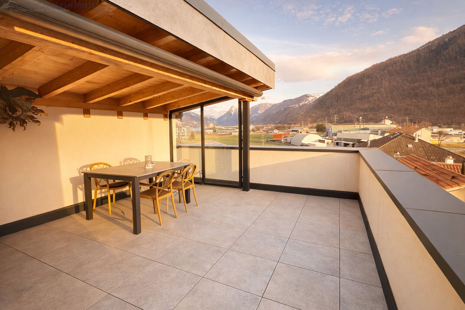 Überdachte Dachterrasse mit Bergblick