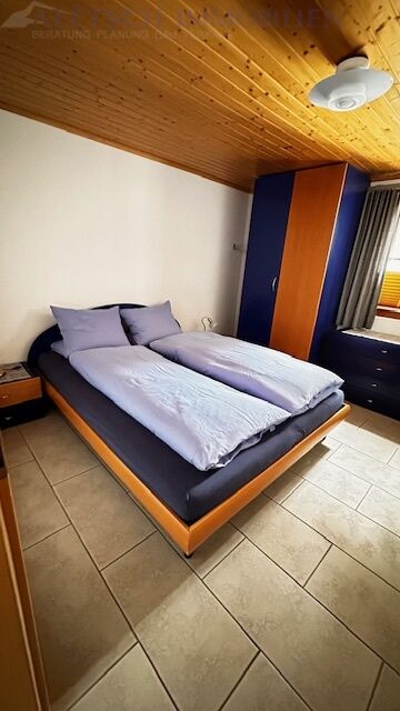 Gemütliches Schlafzimmer mit Holzdecke