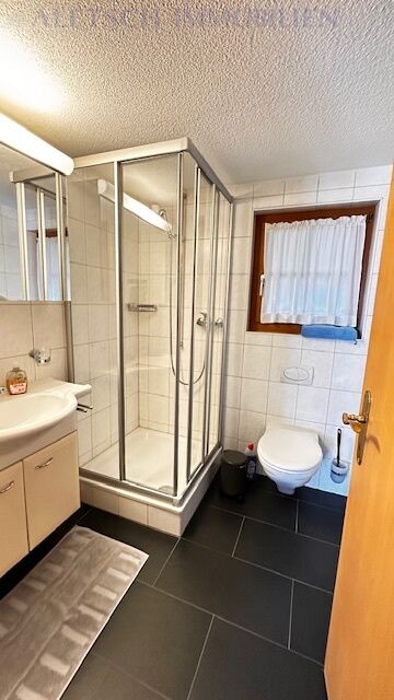 Badezimmer mit Dusche und WC