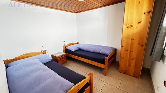 Schlafzimmer mit zwei Einzelbetten