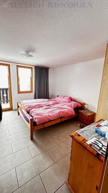 Schlafzimmer mit Doppelbett und Terrassentür
