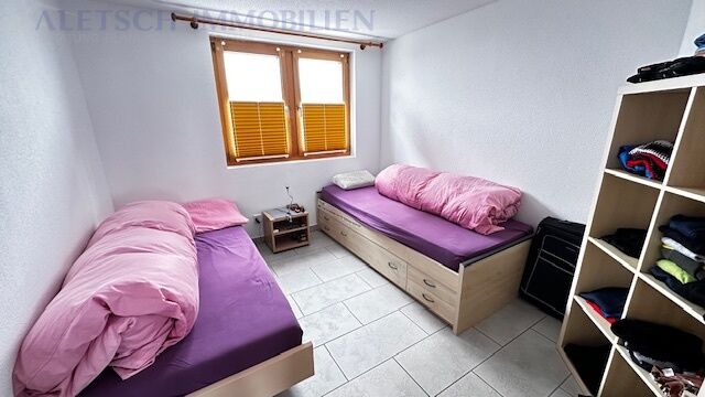 Schlafzimmer mit zwei Einzelbetten