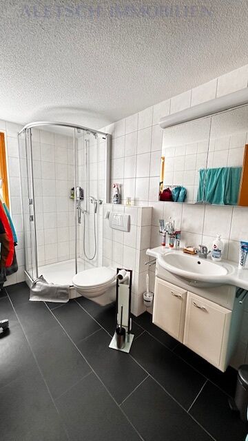 Modernes Badezimmer mit Dusche und Waschbecken