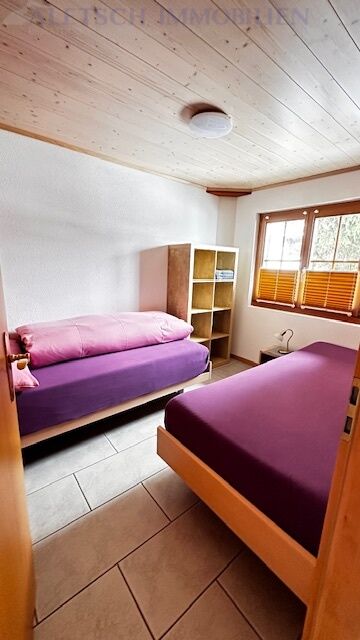 Doppelbett-Zimmer mit Holzdecke