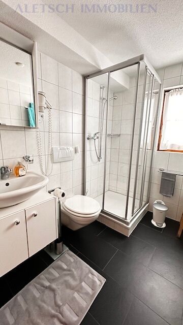 Badezimmer mit Dusche