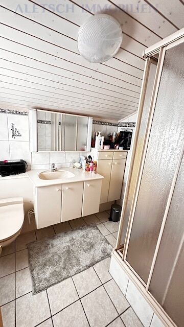 Kleines Badezimmer mit Dusche und Waschtisch