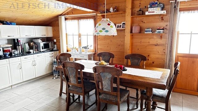Gemütliche Wohnküche mit Holzvertäfelung