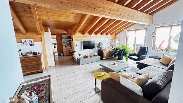 Dachgeschoss-Wohnzimmer mit Holzdecke