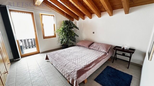 Schlafzimmer mit sichtbaren Holzbalken
