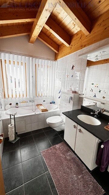 Badezimmer mit Dachschräge und Badewanne