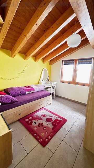 Gemütliches Schlafzimmer mit Holzdecke