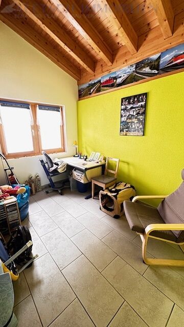 Arbeitszimmer mit Holzdecke und gelber Akzentwand