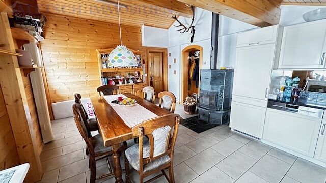 Heller Essbereich mit Holzausbau und Ofen
