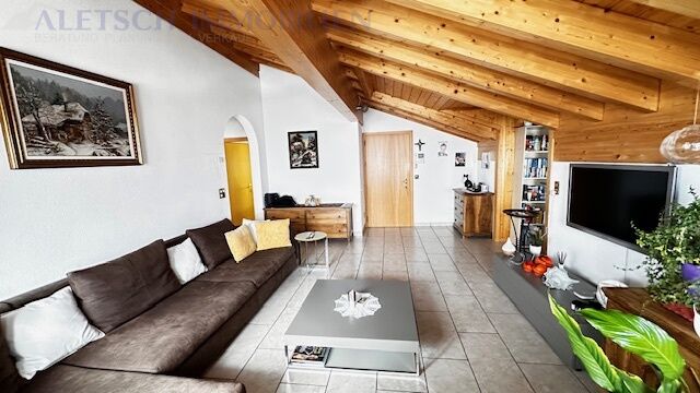 Dachgeschoss-Wohnzimmer mit Holzdecke