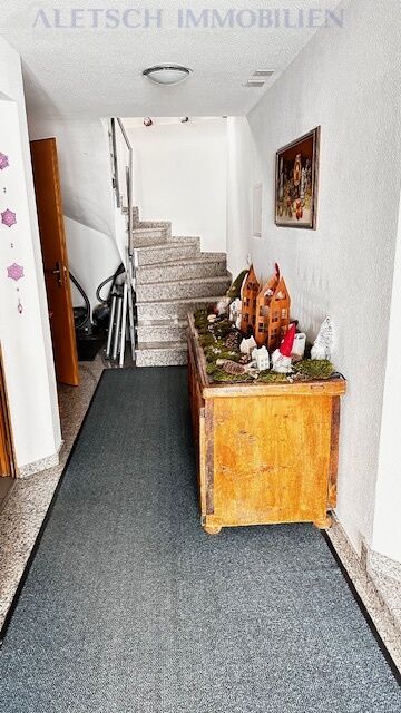 Treppenhaus-Flur mit Dekoration
