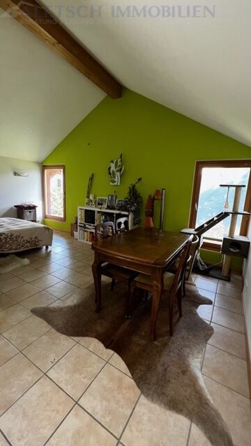 Schlafzimmer mit Dachschräge und grüner Akzentwand