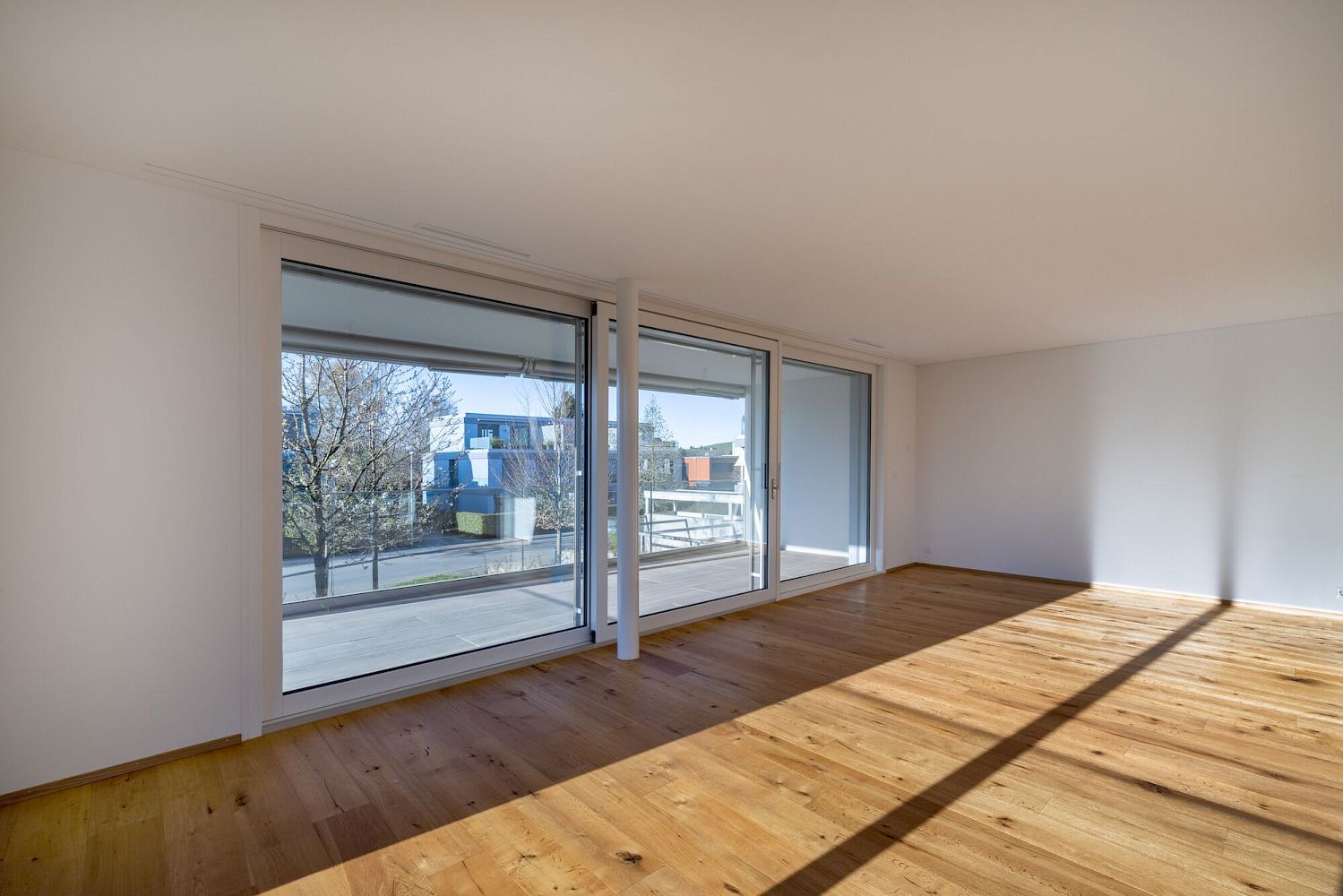 Heller Wohnraum mit großer Fensterfront