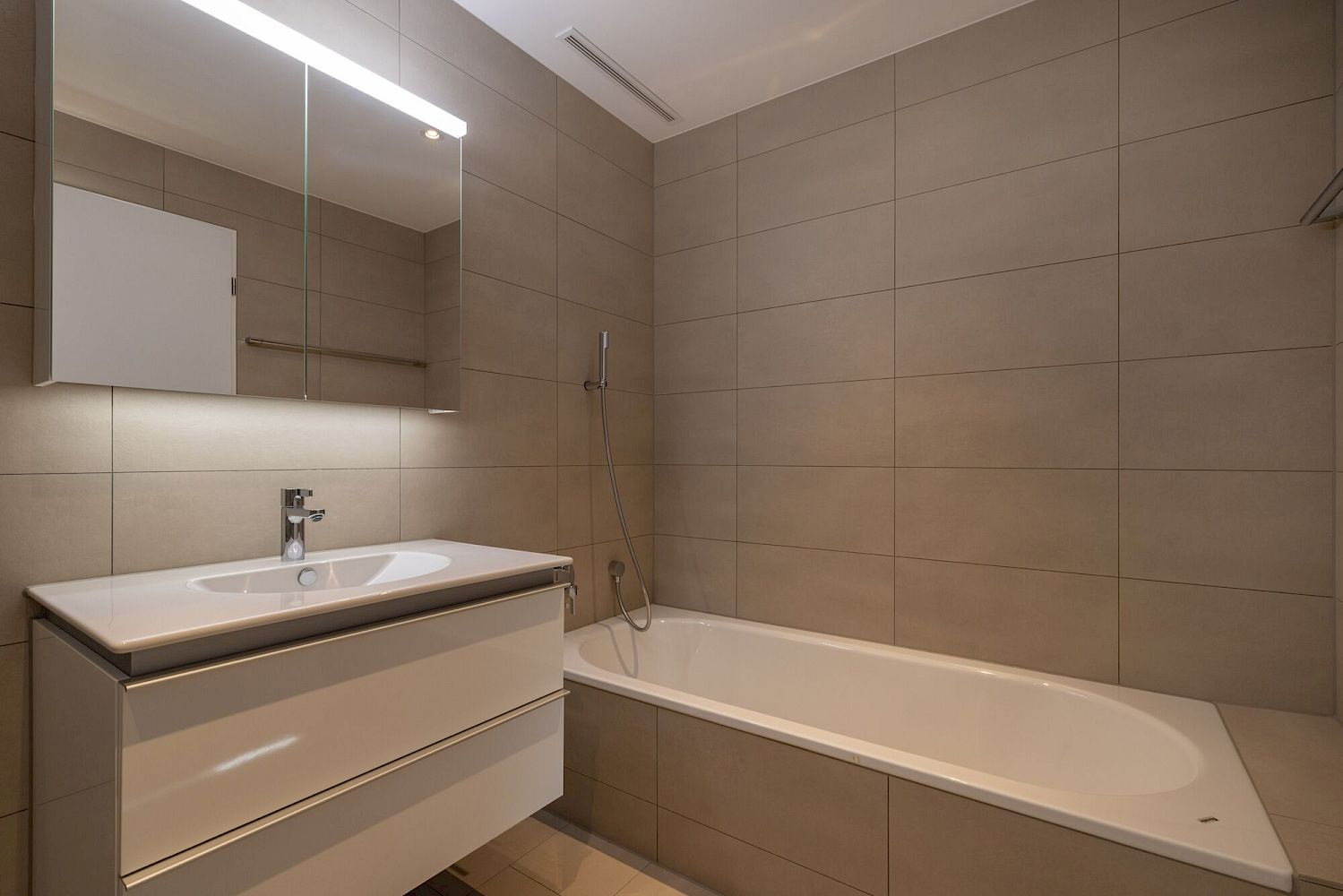 Modernes Badezimmer mit Badewanne und Waschtisch