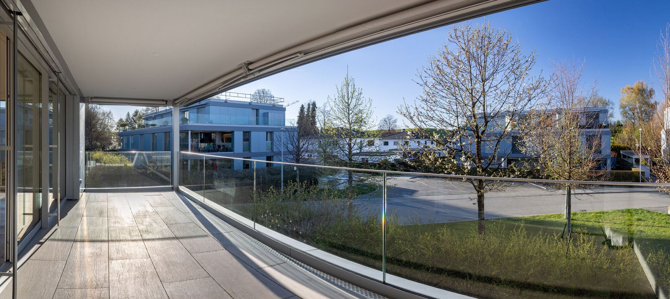 Moderne Loggia mit Glasgeländer