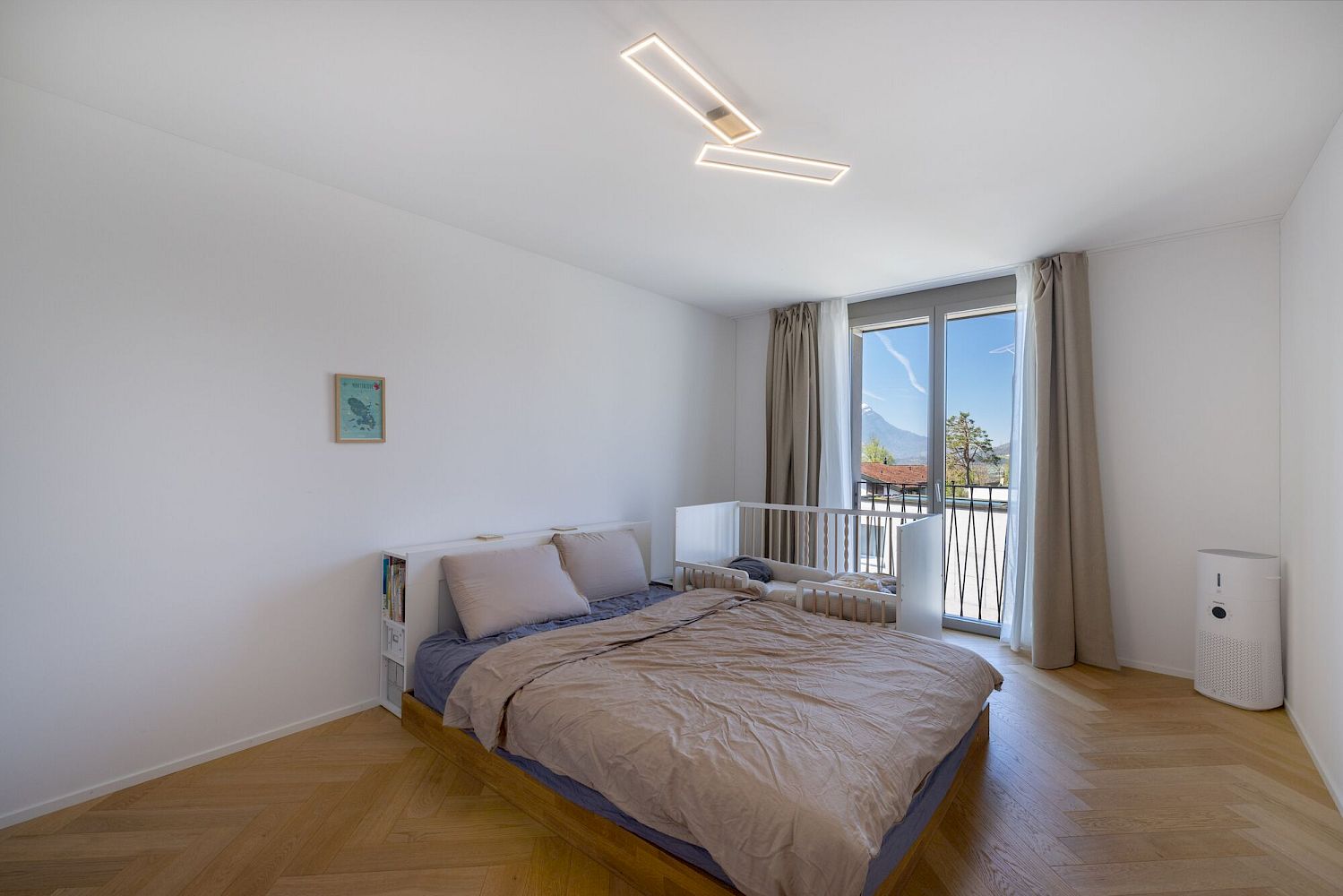 Helles Schlafzimmer mit Balkonblick