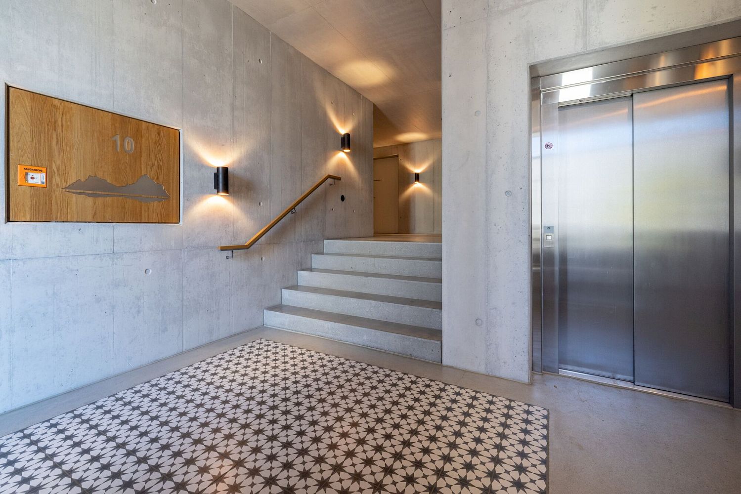 Modernes Treppenhaus mit Aufzug