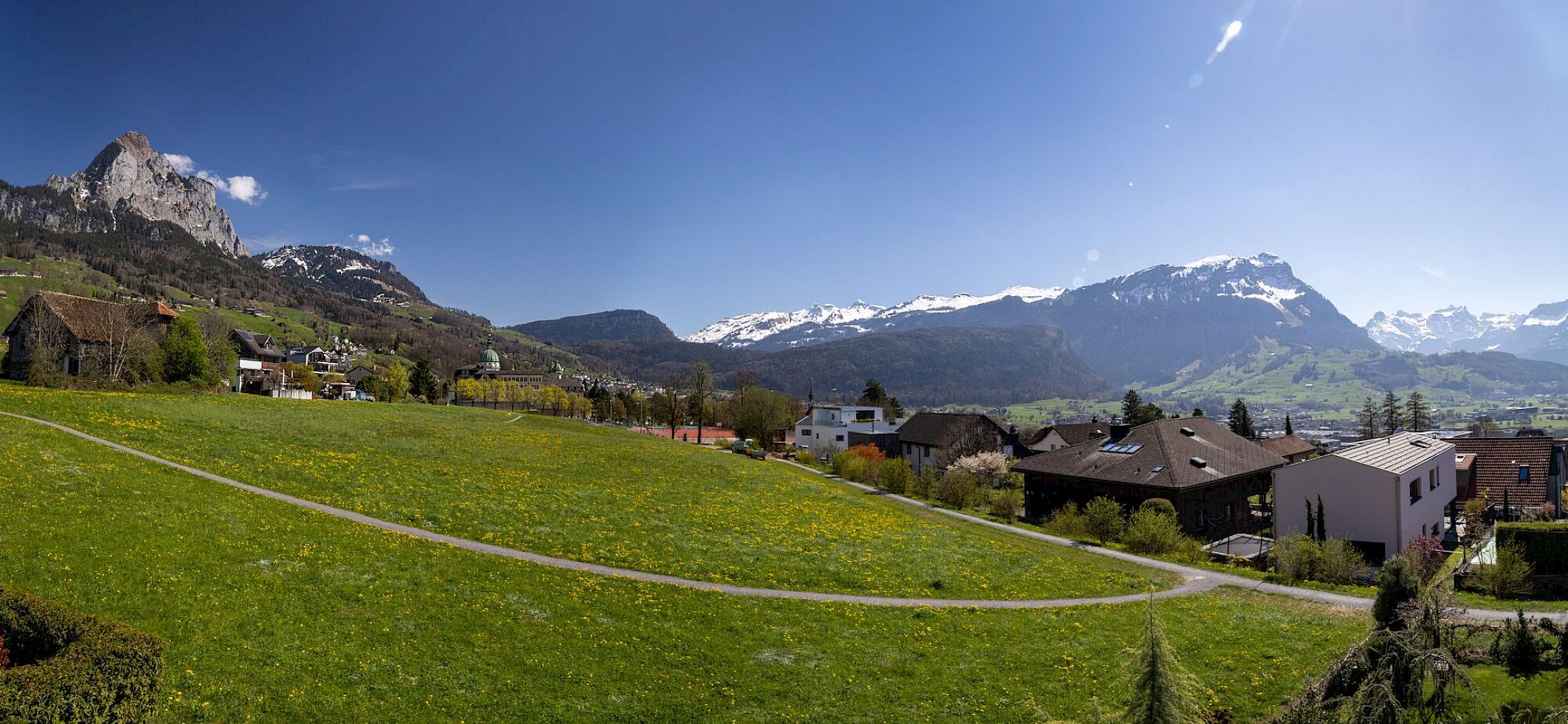 Alpenlandschaft mit Dorf und Bergblick