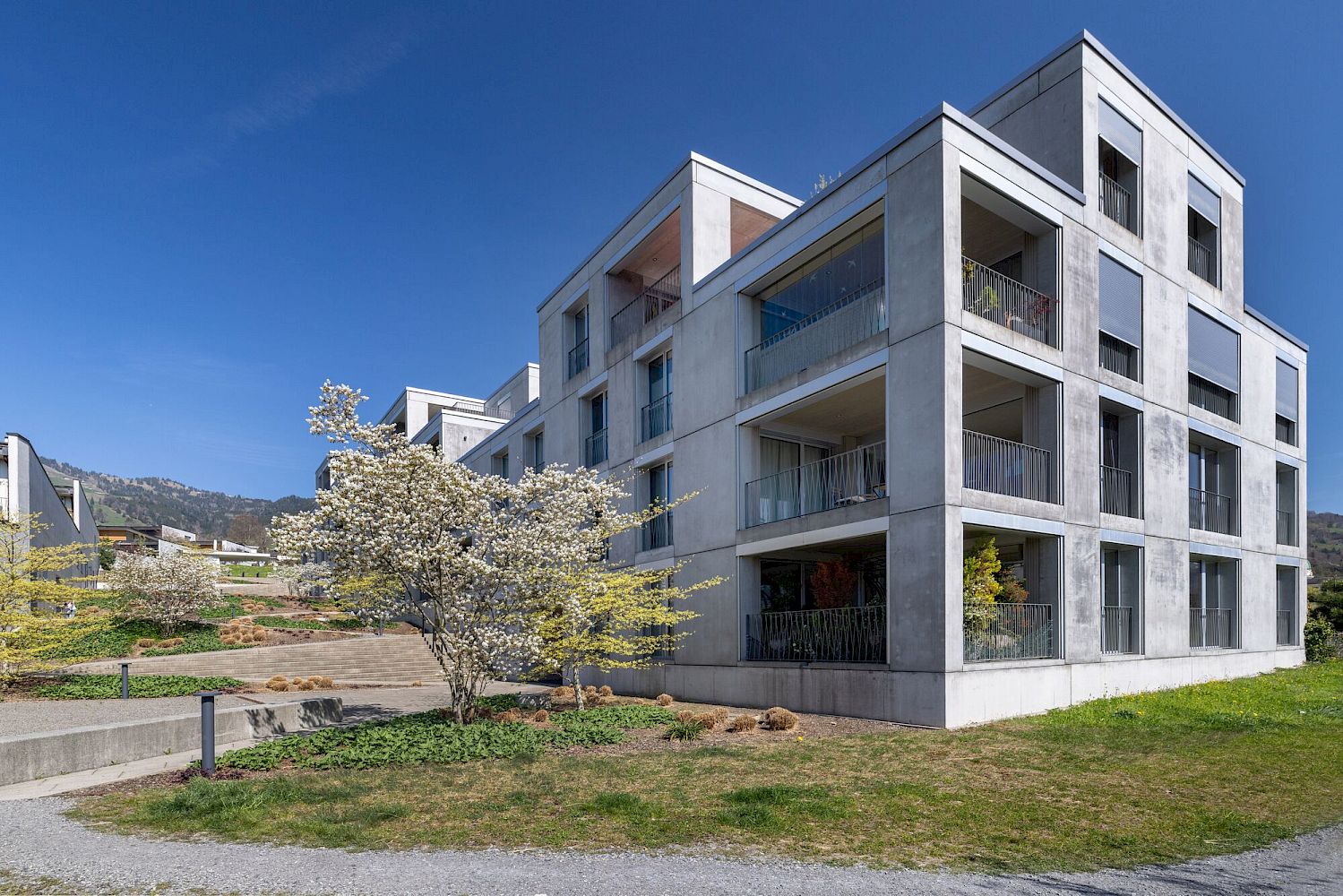 Modernes Mehrfamilienhaus mit großzügigen Balkonen